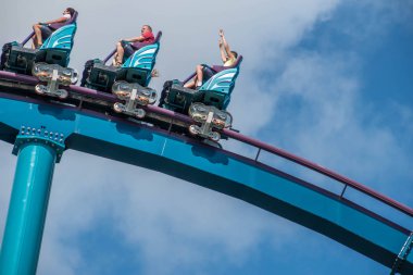 Orlando, Florida. 29 Temmuz 2019. Seaworld 51 yaz tatili sırasında Mako rollercoaster sürme eğlenceli insanlar