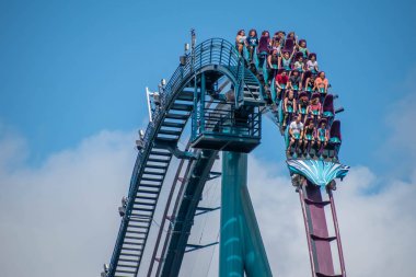 Orlando, Florida. 29 Temmuz 2019. Seaworld 89 yaz tatili sırasında Mako rollercoaster sürme eğlenceli insanlar