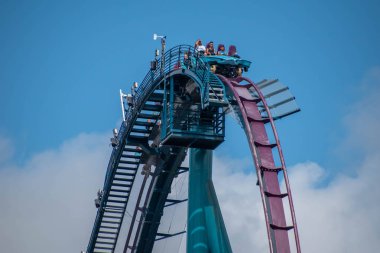 Orlando, Florida. 29 Temmuz 2019. Seaworld 87 yaz tatili sırasında Mako rollercoaster sürme eğlenceli insanlar