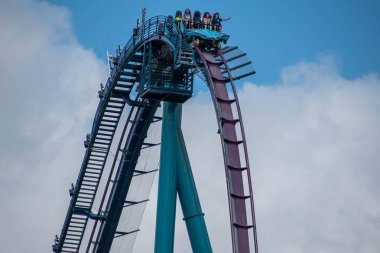 Orlando, Florida. 29 Temmuz 2019. Seaworld 91 yaz tatili sırasında Mako rollercoaster sürme eğlenceli insanlar