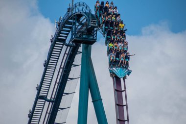 Orlando, Florida. 29 Temmuz 2019. Seaworld 92 yaz tatili sırasında Mako rollercoaster sürme eğlenceli insanlar