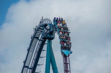 Orlando, Florida. 29 Temmuz 2019. Seaworld 95 yaz tatili sırasında Mako rollercoaster sürme eğlenceli insanlar
