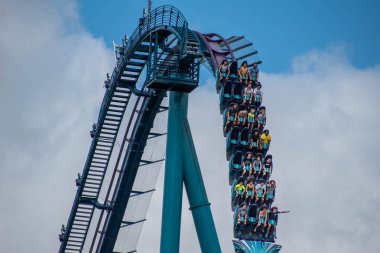 Orlando, Florida. 29 Temmuz 2019. Seaworld 93 yaz tatili sırasında Mako rollercoaster sürme eğlenceli insanlar