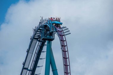 Orlando, Florida. 29 Temmuz 2019. Seaworld 94 yaz tatili sırasında Mako rollercoaster sürme eğlenceli insanlar