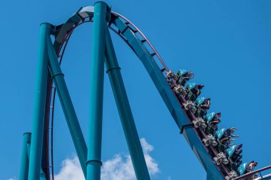 Orlando, Florida. 29 Temmuz 2019. İnsanlar Seaworld 13 eğlenceli müthiş Mako rollercoaster sahip