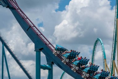 Orlando, Florida. 29 Temmuz 2019. İnsanlar çığlık, gülme ve Seaworld 2 de Mako rollercoaster zevk