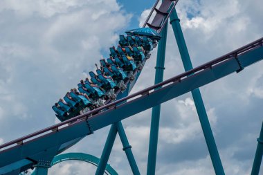 Orlando, Florida. 29 Temmuz 2019. İnsanlar çığlık, gülme ve Seaworld 8 de Mako rollercoaster zevk.