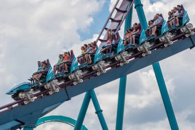 Orlando, Florida. 29 Temmuz 2019. İnsanlar çığlık, gülme ve Seaworld 9 de Mako rollercoaster zevk