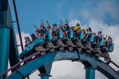 Orlando, Florida. 29 Temmuz 2019. İnsanlar çığlık, gülme ve Seaworld 18 de Mako rollercoaster zevk.