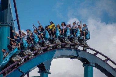 Orlando, Florida. 29 Temmuz 2019. İnsanlar çığlık, gülme ve Seaworld 19 de Mako rollercoaster zevk