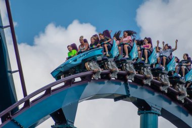 Orlando, Florida. 29 Temmuz 2019. İnsanlar çığlık, gülme ve Seaworld 23 de Mako rollercoaster zevk