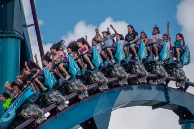 Orlando, Florida. 29 Temmuz 2019. İnsanlar çığlık, gülme ve Seaworld 25 de Mako rollercoaster zevk