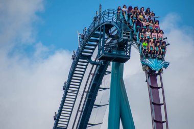 Orlando, Florida. 29 Temmuz 2019. İnsanlar çığlık, gülme ve Seaworld 21 de Mako rollercoaster zevk