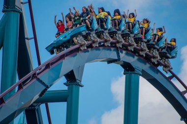 Orlando, Florida. 29 Temmuz 2019. İnsanlar çığlık, gülme ve Seaworld 27 de Mako rollercoaster zevk.