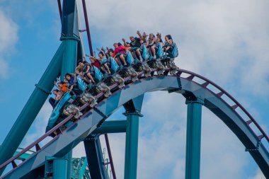 Orlando, Florida. 29 Temmuz 2019. İnsanlar çığlık, gülme ve Seaworld 33 de Mako rollercoaster zevk