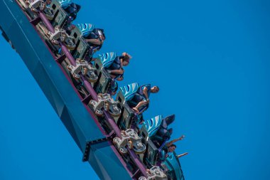 Orlando, Florida. 29 Temmuz 2019. İnsanlar çığlık, gülme ve Seaworld 37 de Mako rollercoaster zevk