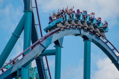 Orlando, Florida. 29 Temmuz 2019. İnsanlar çığlık, gülme ve Seaworld 35 de Mako rollercoaster zevk.