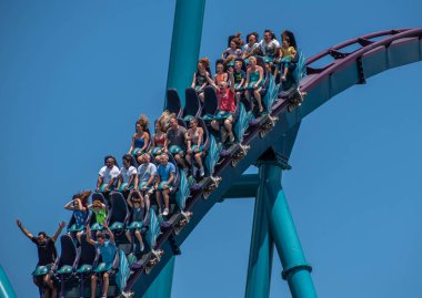 Orlando, Florida. 29 Temmuz 2019. İnsanlar çığlık, gülme ve Seaworld 63 de Mako rollercoaster zevk