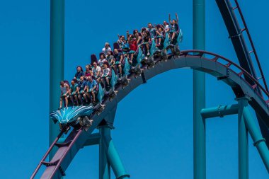 Orlando, Florida. 29 Temmuz 2019. İnsanlar çığlık, gülme ve Seaworld 67 de Mako rollercoaster zevk
