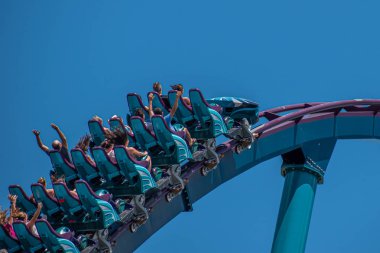 Orlando, Florida. 29 Temmuz 2019. İnsanlar çığlık, gülme ve Seaworld 73 de Mako rollercoaster zevk
