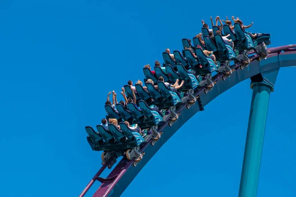 Orlando Florydzie Lipca 2019 Ludzie Cieszący Się Jazdą Mako Rollercoaster — Zdjęcie stockowe