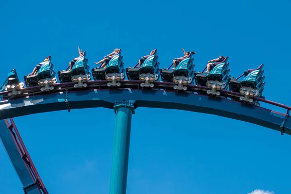 Orlando Florida Juli 2019 Människor Njuter Ridning Mako Rollercoaster Sommarlovet — Stockfoto