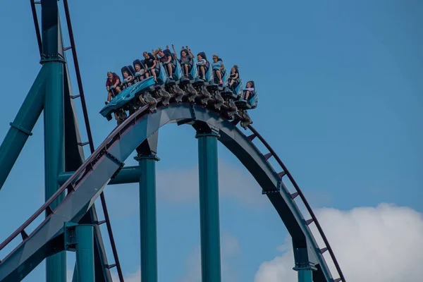 Orlando Florida Juli 2019 Mensen Met Plezier Rijden Mako Rollercoaster — Stockfoto