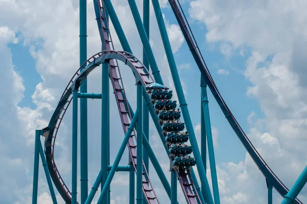 Orlando, Florida. 29 Temmuz 2019. Seaworld 7'de Mako rollercoaster'ın keyfini çıkaran lar