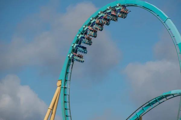 Orlando Florida Július 2019 Emberek Szórakozik Kraken Rollercoaster Seaworld — Stock Fotó