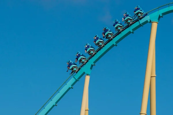 Orlando Florida Július 2019 Emberek Szórakozik Kraken Rollercoaster Seaworld — Stock Fotó