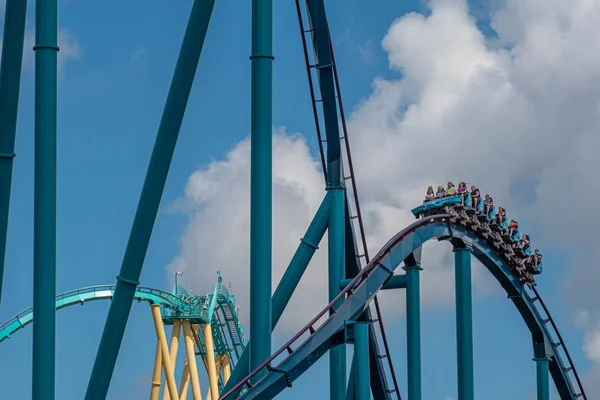 Orlando, Florida. 29 Temmuz 2019. Seaworld 15 yaz tatili sırasında Mako rollercoaster sürme eğlenceli insanlar