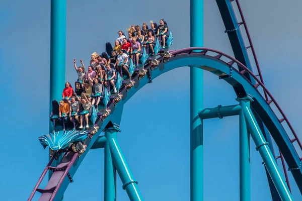 Orlando, Florida. 29 Temmuz 2019. Seaworld 40 yaz tatili sırasında Mako rollercoaster sürme eğlenceli insanlar