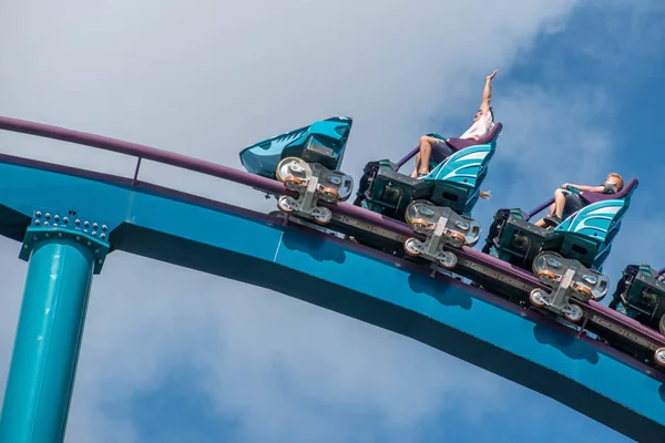 Orlando, Florida. 29 Temmuz 2019. Seaworld 48 yaz tatili sırasında Mako rollercoaster sürme eğlenceli insanlar