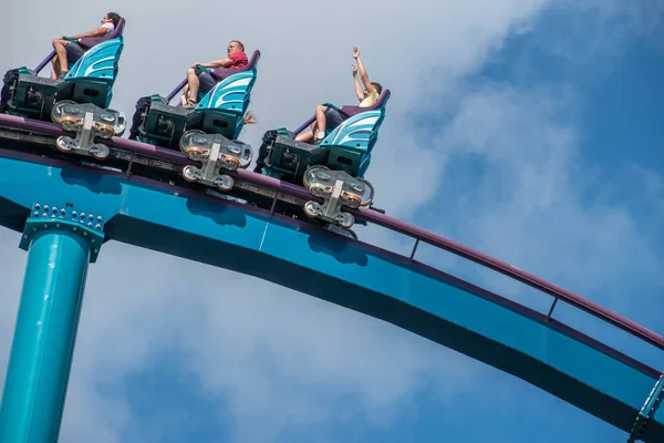 Orlando, Florida. 29 Temmuz 2019. Seaworld 51 yaz tatili sırasında Mako rollercoaster sürme eğlenceli insanlar