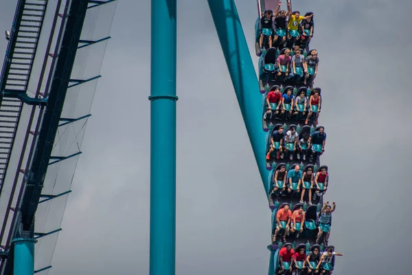 Orlando, Florida. 29 Temmuz 2019. Seaworld 86 yaz tatili sırasında Mako rollercoaster sürme eğlenceli insanlar