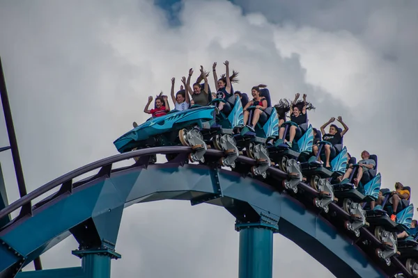 Orlando, Florida. 29 Temmuz 2019. Seaworld 96 yaz tatili sırasında Mako rollercoaster sürme eğlenceli insanlar