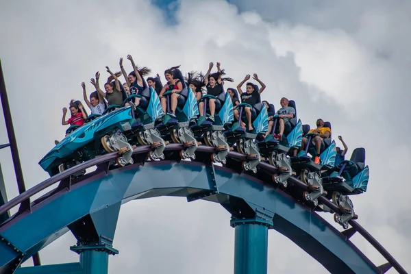 Orlando, Florida. 29 Temmuz 2019. Seaworld 97 yaz tatili sırasında Mako rollercoaster sürme eğlenceli insanlar.
