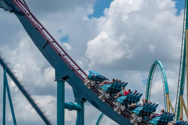 Orlando, Florida. 29 Temmuz 2019. İnsanlar çığlık, gülme ve Seaworld 2 de Mako rollercoaster zevk