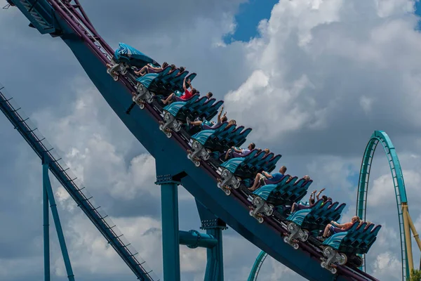 Orlando Florida Július 2019 Emberek Sikoltozva Nevetve Élvezi Mako Rollercoaster — Stock Fotó