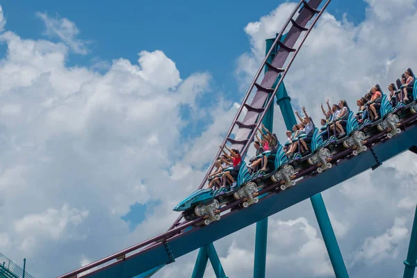 Orlando, Florida. 29 Temmuz 2019. İnsanlar çığlık, gülme ve Seaworld 7 de Mako rollercoaster zevk.