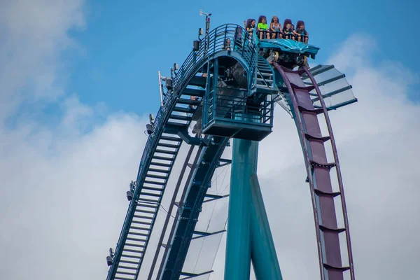 Orlando, Florida. 29 Temmuz 2019. İnsanlar çığlık, gülme ve Seaworld 20 de Mako rollercoaster zevk.