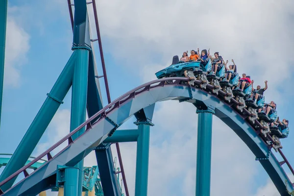 Orlando, Florida. 29 Temmuz 2019. İnsanlar çığlık, gülme ve Seaworld 30 de Mako rollercoaster zevk