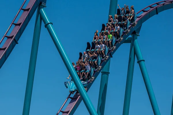 Orlando, Florida. 29 Temmuz 2019. İnsanlar çığlık, gülme ve Seaworld 55 de Mako rollercoaster zevk
