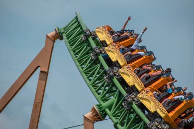 Tampa Körfezi, Florida. 08 Ağustos 2019. İnsanlar inanılmaz müthiş Çita Hunt rollercoaster lightblue bulutlu gökyüzü arka plan 50