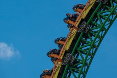Tampa Körfezi, Florida. 08 Ağustos 2019. İnsanlar inanılmaz müthiş Çita Hunt rollercoaster lightblue bulutlu gökyüzü arka plan 64