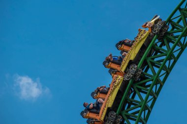Tampa Körfezi, Florida. 08 Ağustos 2019. İnsanlar inanılmaz müthiş Çita Hunt rollercoaster lightblue bulutlu gökyüzü arka plan 63