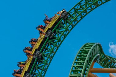 Tampa Körfezi, Florida. 08 Ağustos 2019. İnsanlar inanılmaz müthiş Çita Hunt rollercoaster lightblue bulutlu gökyüzü arka plan 67