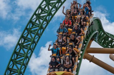 Tampa Körfezi, Florida. 08 Ağustos 2019. İnsanlar inanılmaz müthiş Çita Hunt rollercoaster lightblue bulutlu gökyüzü arka plan 80