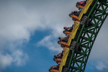 Tampa Körfezi, Florida. 08 Ağustos 2019. İnsanlar inanılmaz müthiş Çita Hunt rollercoaster lightblue bulutlu gökyüzü arka plan 83