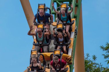 Tampa Körfezi, Florida. 08 Ağustos 2019. İnsanlar inanılmaz müthiş Çita Hunt rollercoaster lightblue bulutlu gökyüzü arka plan 85